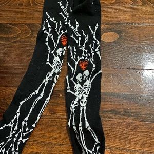 Skeleton love socks